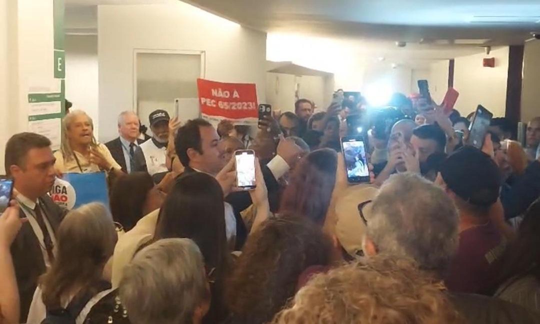 Vídeo: sindicalistas tentam invadir sala de Hugo Motta na Câmara