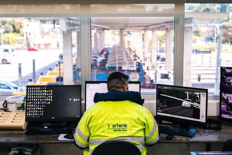 Acidente entre carretas interdita totalmente trecho da BR-381