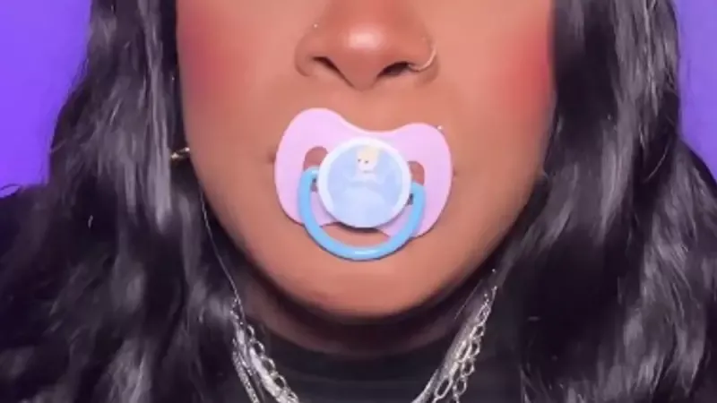 Após ser flagrada pelo namorado dormindo com chupeta, advogada vê segredo virar vergonha