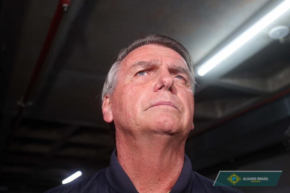 Bolsonaro estuda processar ex-presidente da OAB