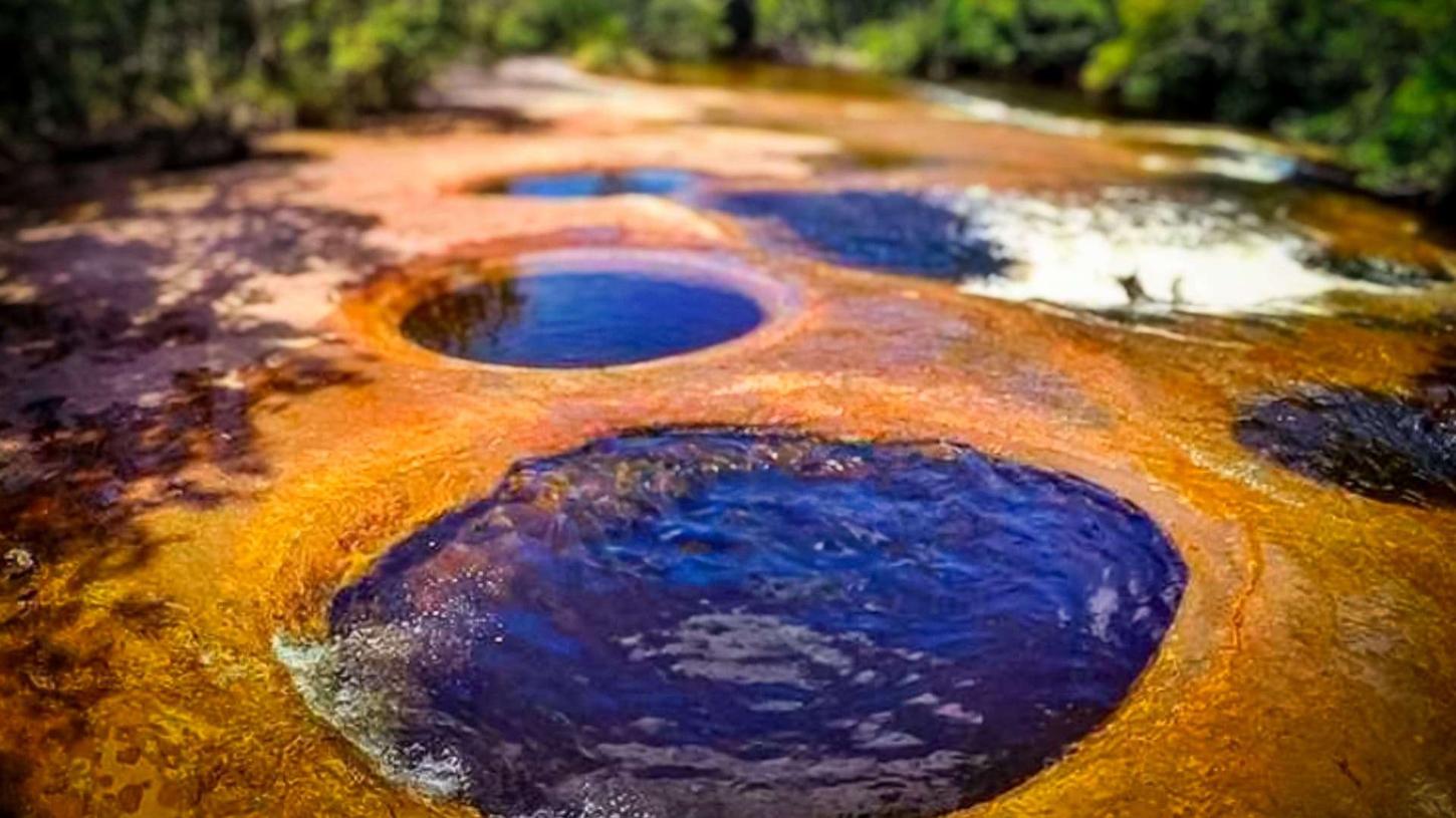 Buracos misteriosos em cachoeira no Amazonas surgiram há milhões de anos e formam 'banheiras' naturais