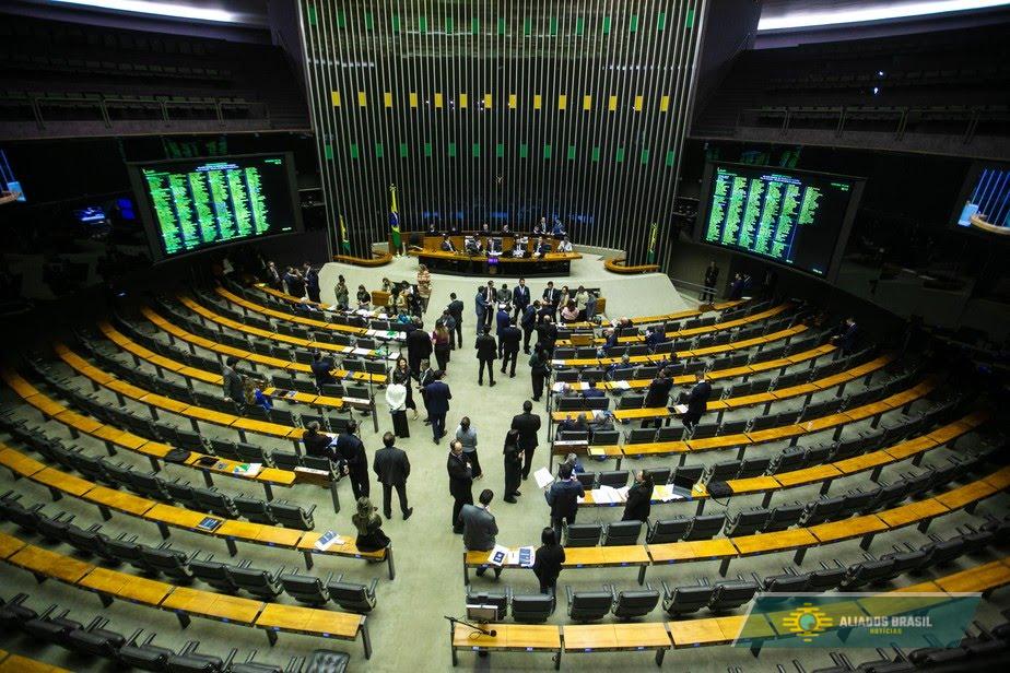 Câmara aprova projeto sobre 'adultização' de crianças e adolescentes após pressão por vídeo do influenciador Felca