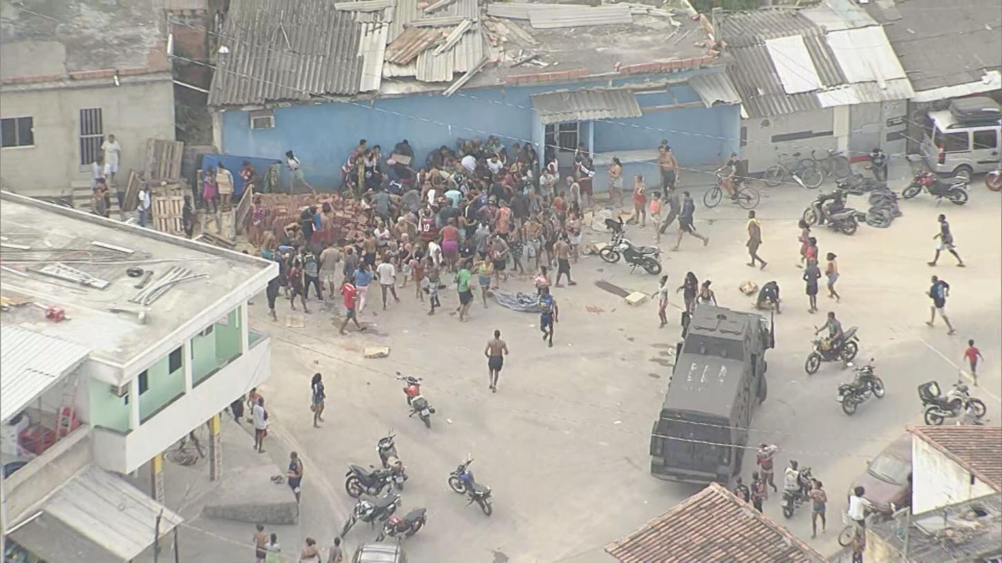 Caminhão de carne é saqueado e carga roubada é levada por multidão