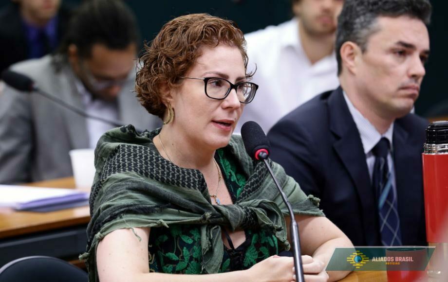 Carla Zambelli ficará presa até Justiça italiana avaliar questões de saúde