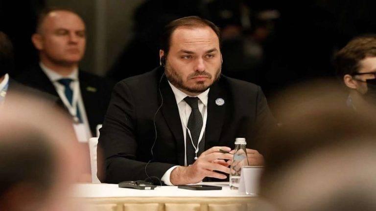 Carlos Bolsonaro denuncia FBI e critica perseguição a conservadores
