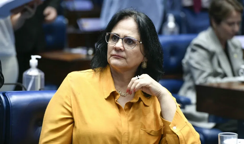 Cármen Lúcia pede parecer da PGR em processo contra Damares