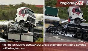 Carro é esmagado em acidente com três carretas em rodovia do interior de SP