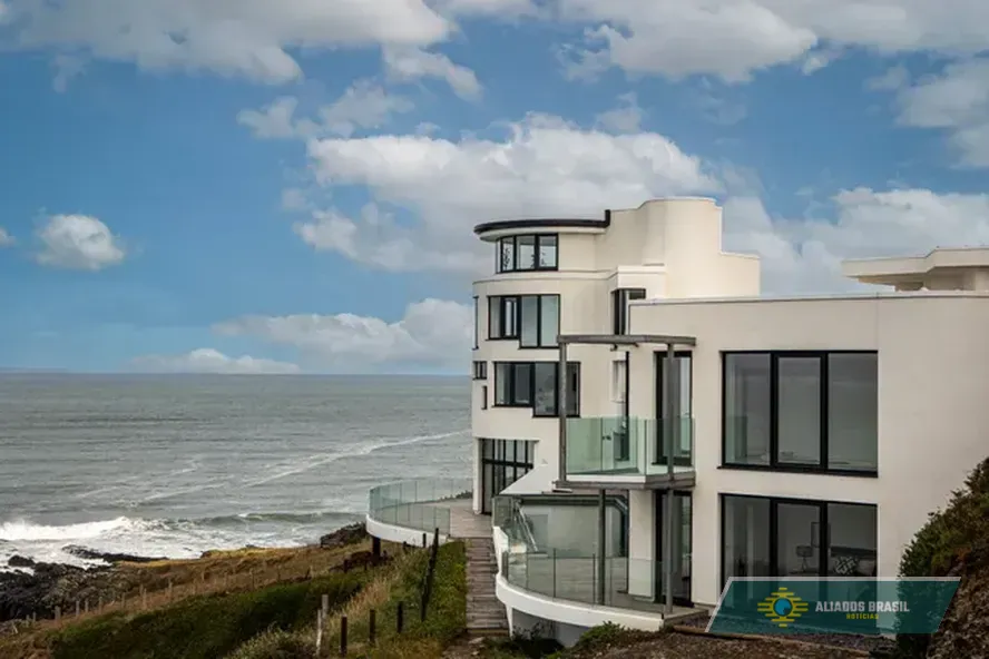 'Casa mais triste do mundo' é finalmente vendida, por menos da metade do preço inicial