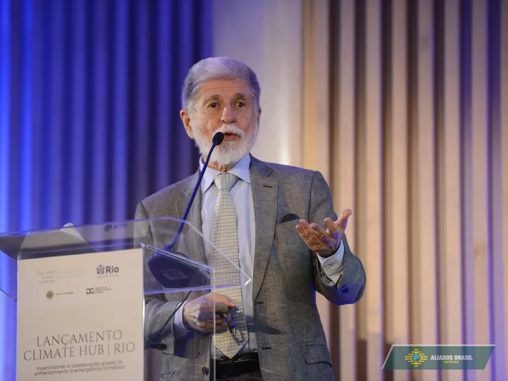 Celso Amorim se preocupa por navios dos EUA perto da Venezuela