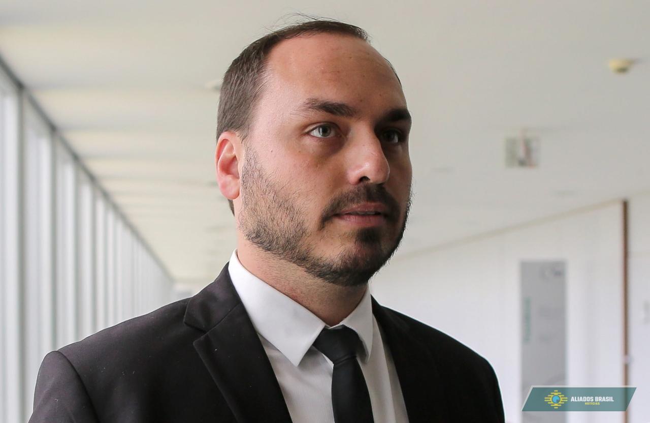 Como podem vazar dados sigilosos o tempo todo?, questiona Carlos Bolsonaro