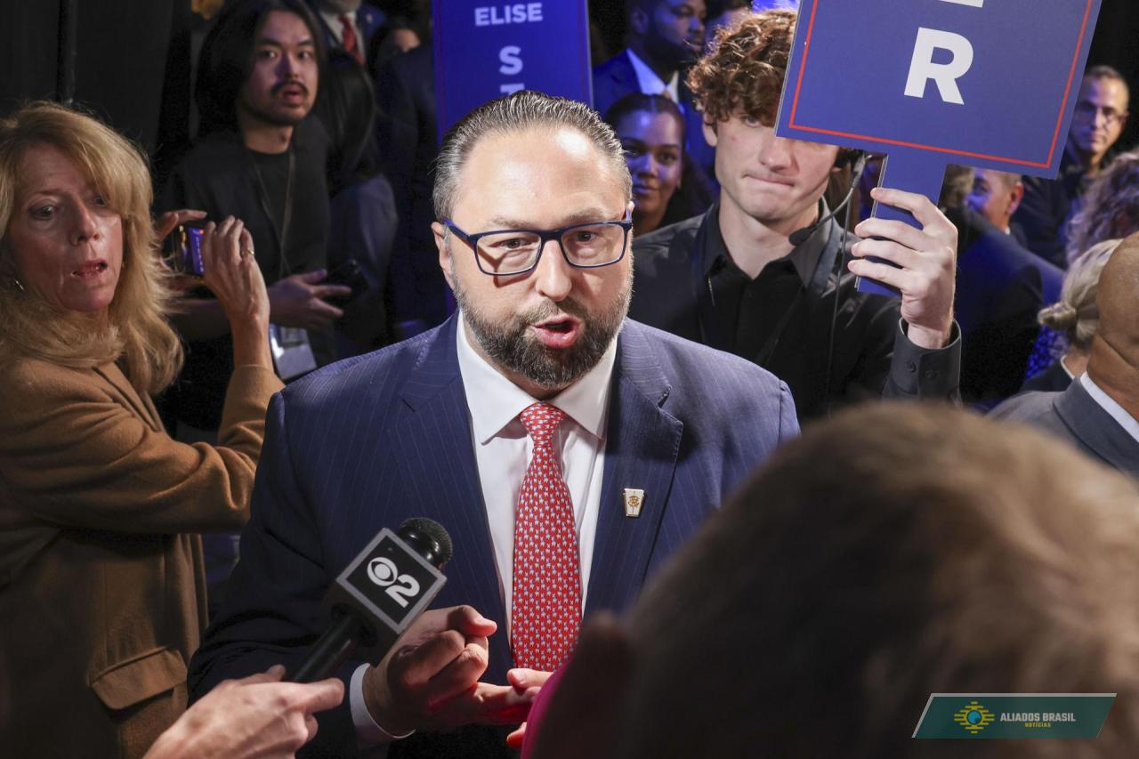 Conselheiro de Trump publica post que retrata Moraes de algemas