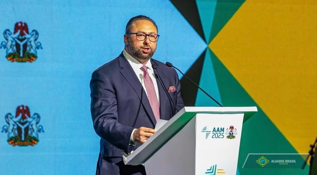 Conselheiro de Trump ridiculariza Lula e o compara a Biden: “Cérebro de banana amassada”