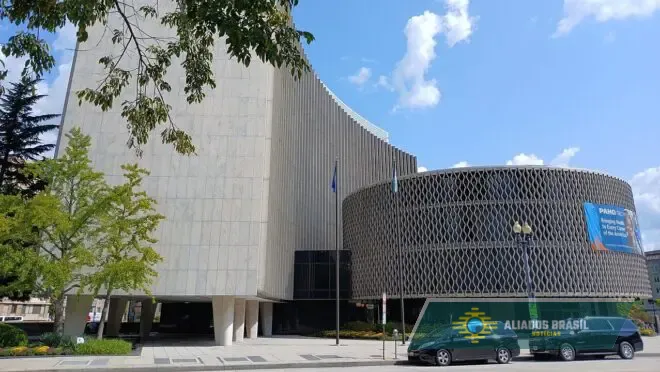 Cubanos que trabalharam no Mais Médicos pedem que Trump revogue imunidade da Opas