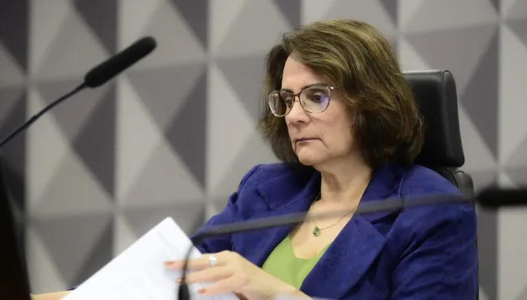 Damares Alves anuncia que está com câncer