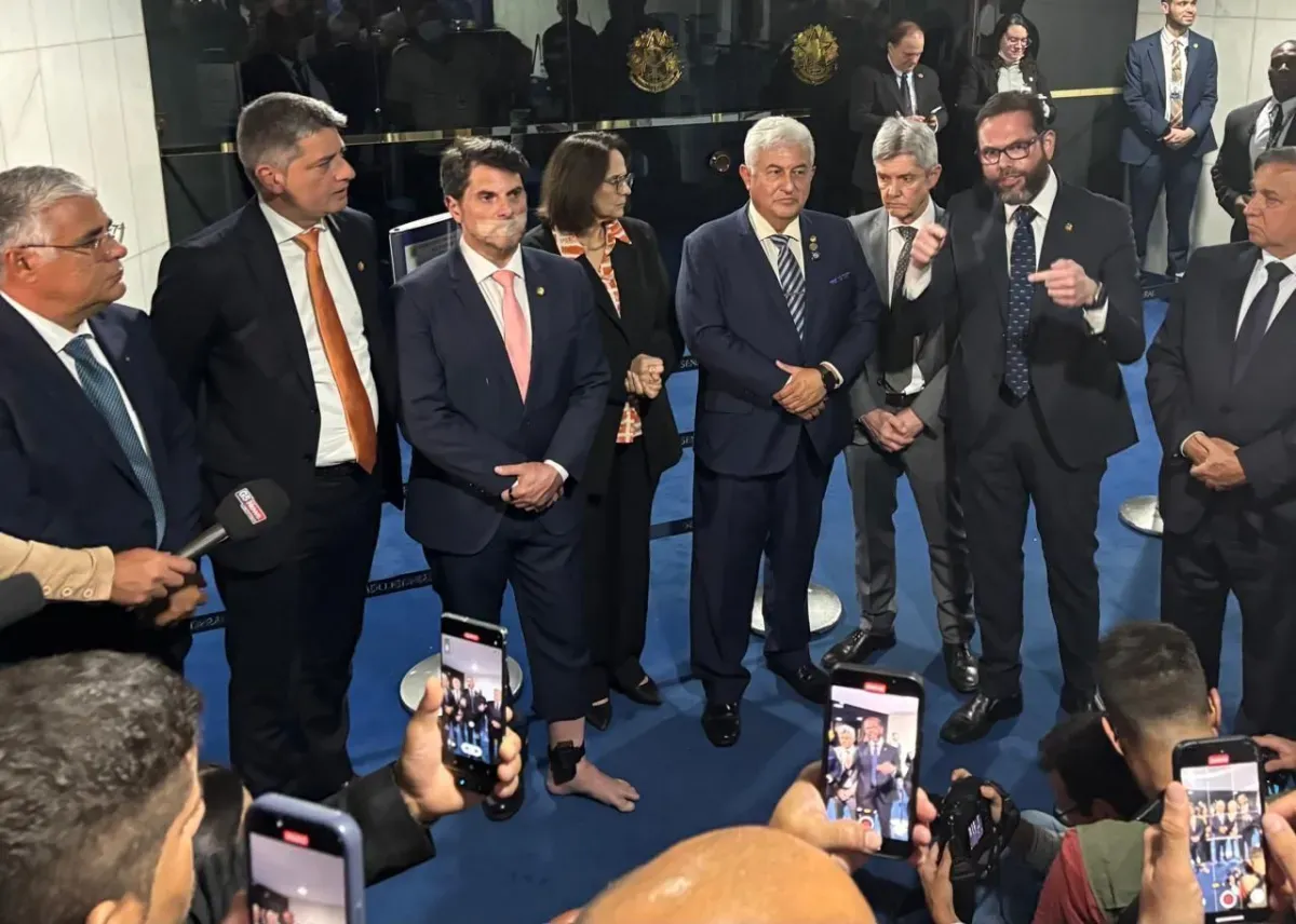 De tornozeleira, Marcos do Val retorna ao Senado em meio à obstrução