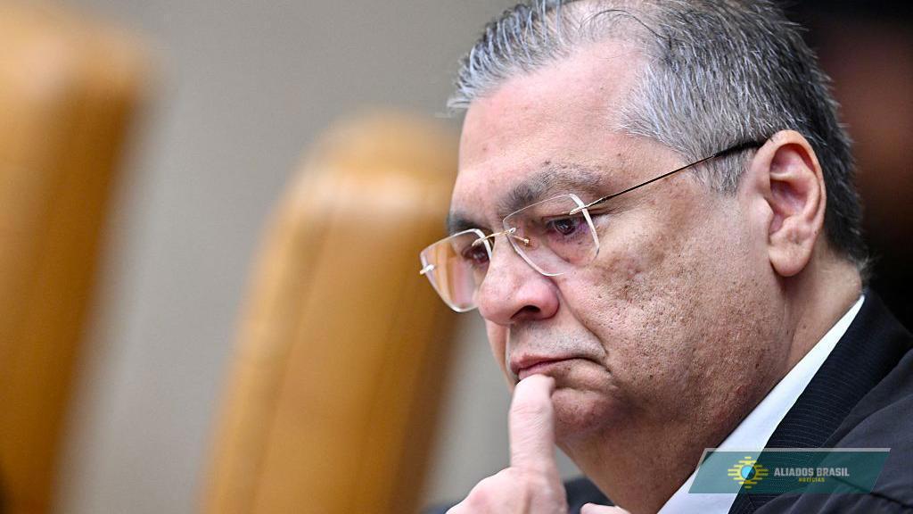 Decisão de Flávio Dino sobre sanções estrangeiras derruba Bolsa e faz dólar disparar