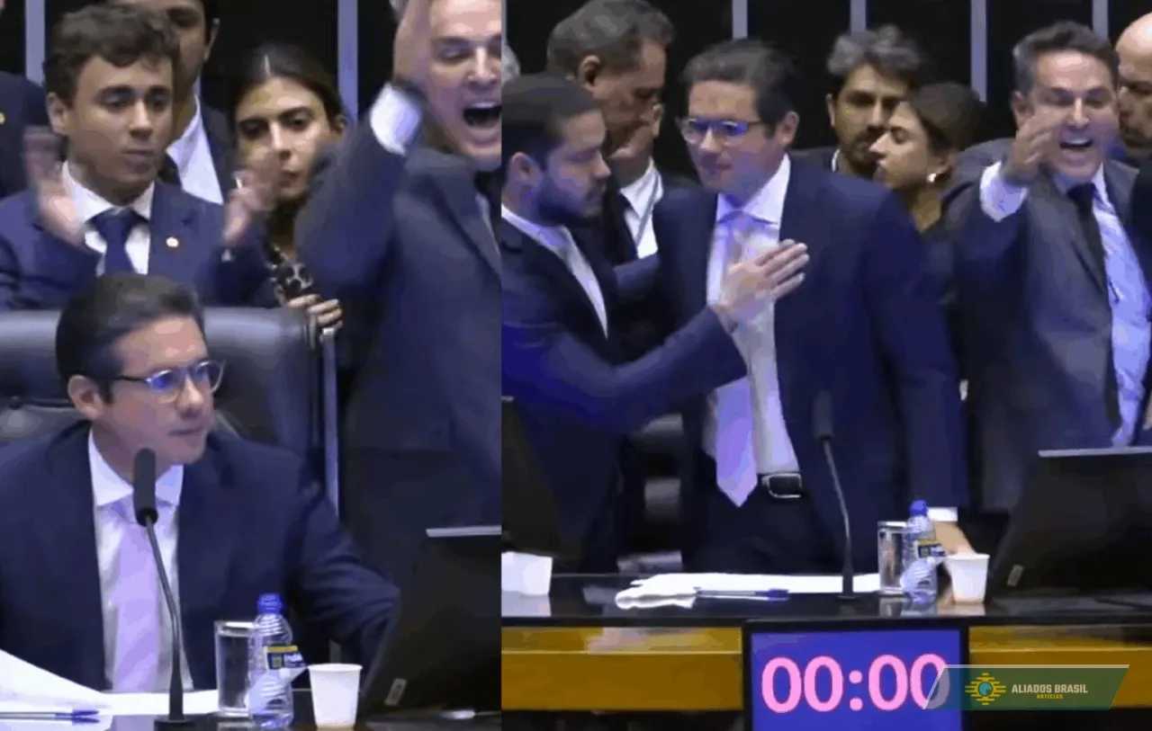 Deputada do PT agride Nikolas Ferreira no Plenário da Câmara