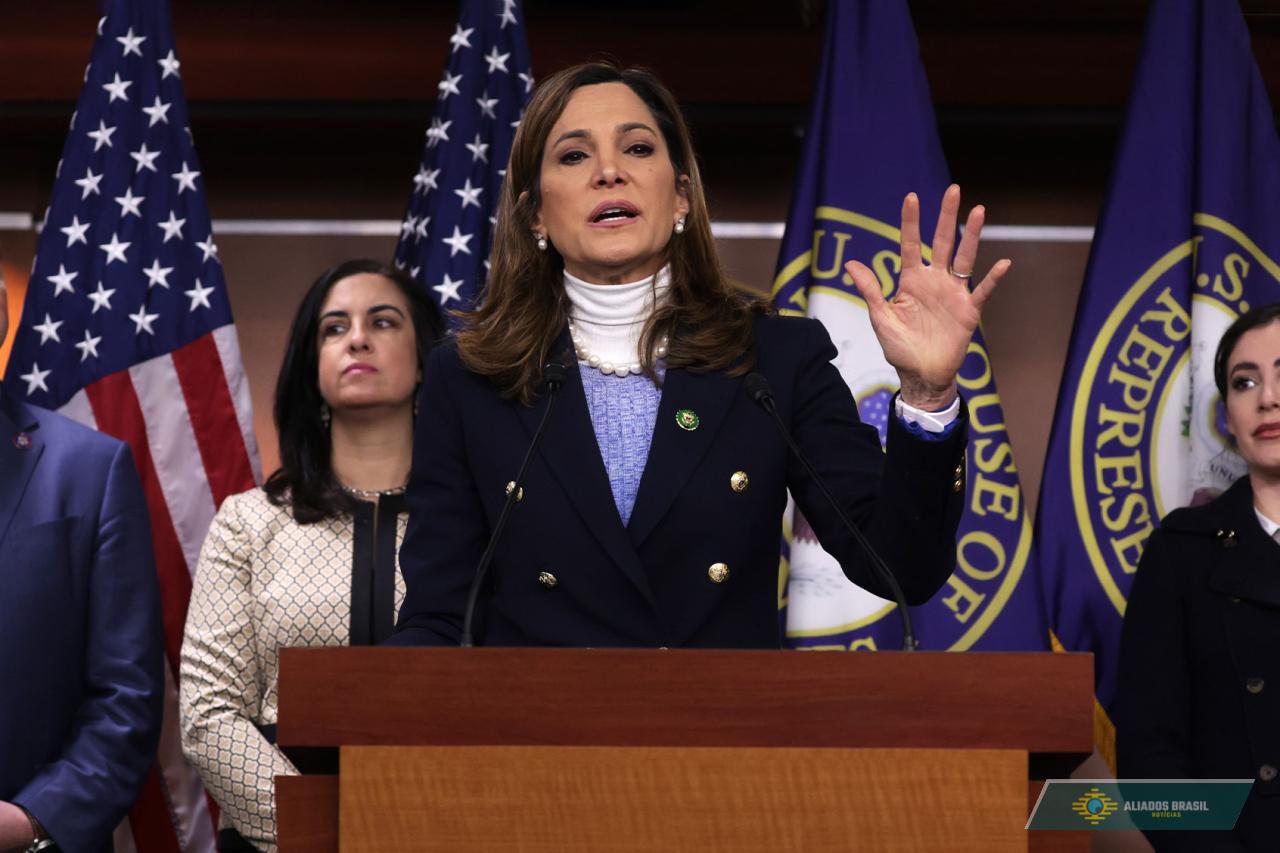 Deputada republicana defende Bolsonaro e critica Moraes nas redes