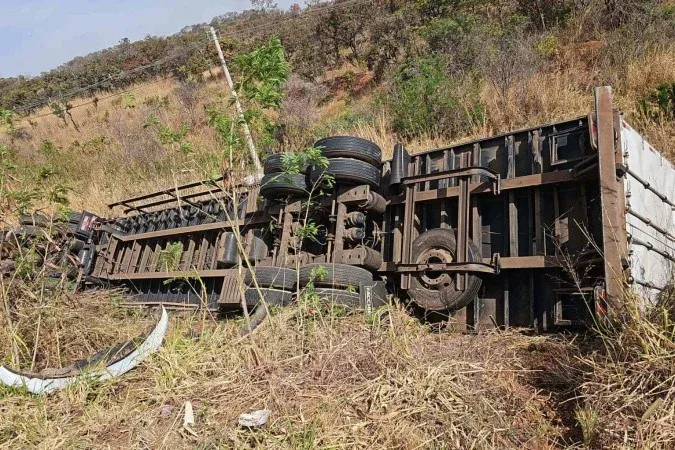 DF: Acidente com carro e caminhão mata 4 pessoas e deixa 2 feridos