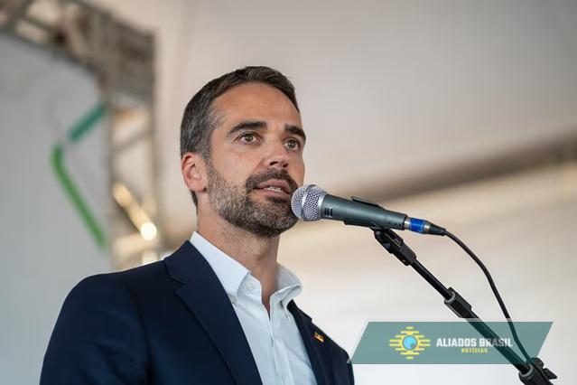 Eduardo Leite é alvo de pedido de investigação sobre instalação de quadra de beach tennis em residência oficial