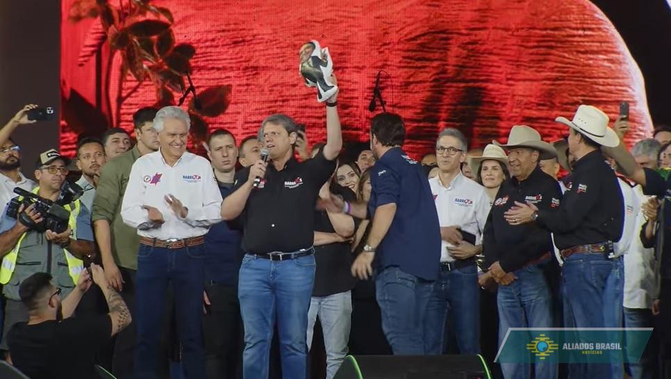 Em Barretos, Tarcísio levanta boneco de Bolsonaro e defende ex-presidente: Injustiça