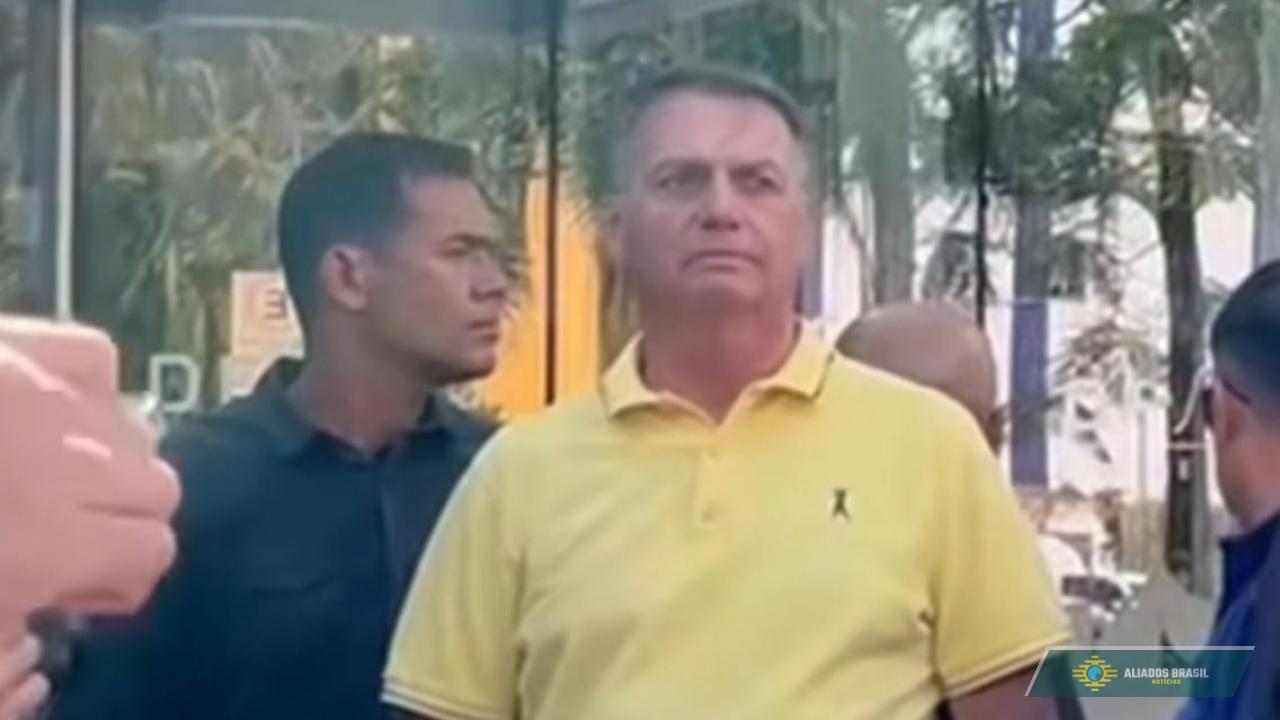 EMOCIONANTE: Apoiadores cantam louvor para Bolsonaro após ex-presidente deixar o hospital