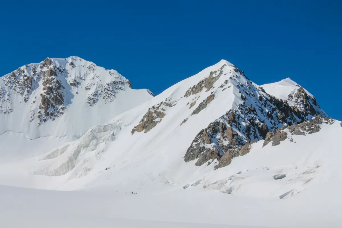 Equipes tentam salvar alpinista presa há 12 dias em montanha do Quirguistão