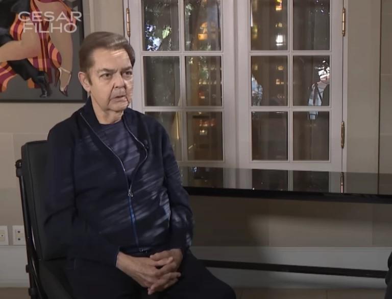 Faustão recebe alta de UTI e é levado para quarto de hospital