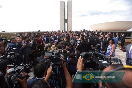 “Fora, Moraes”: parlamentares protestam na rampa do Congresso. Vídeo