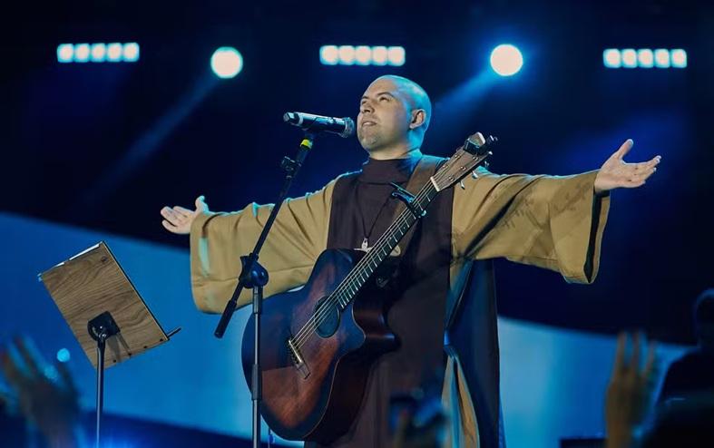 Frei Gilson faz história na Festa de Barretos em noite de oração para 60 mil pessoas