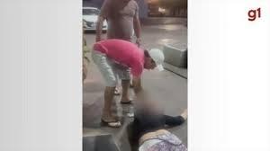 Homem é preso após ser filmado agredindo e arrastando namorada pelos cabelos em posto de combustível