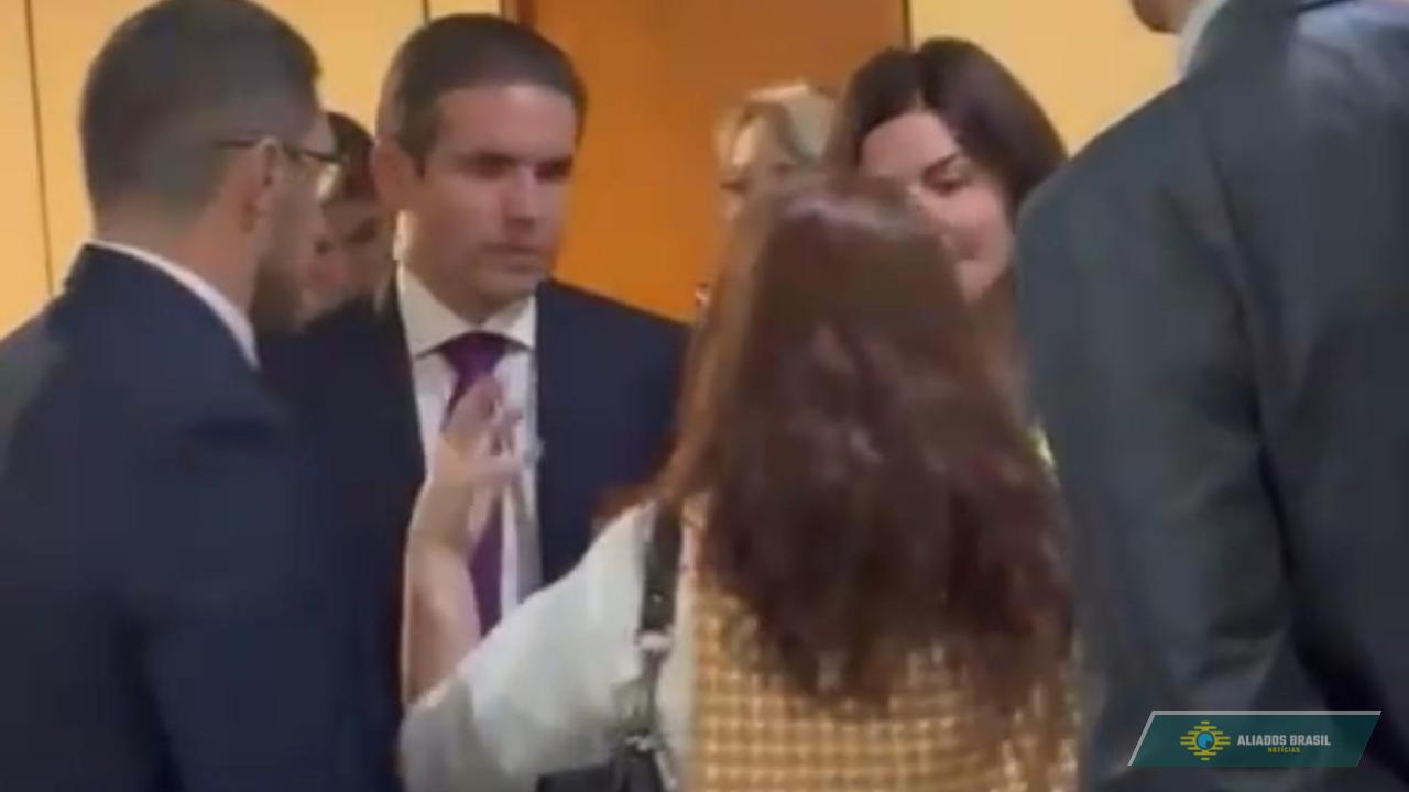 Hugo Motta é cobrado por mulher sobre anistia 8/1: 'As pessoas estão morrendo; VEJA VÍDEO