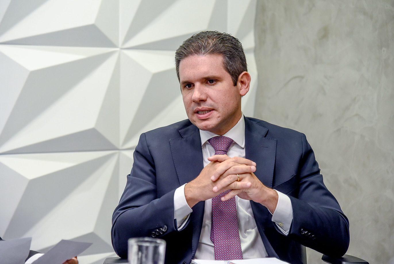 Hugo Motta: Eduardo Bolsonaro não Poderá Exercer Mandato Fora do País