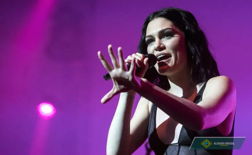 Jessie J é internada com infecção após diagnóstico de câncer