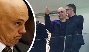 Jornal demite fotógrafo que flagrou gesto obsceno de Moraes em estádio