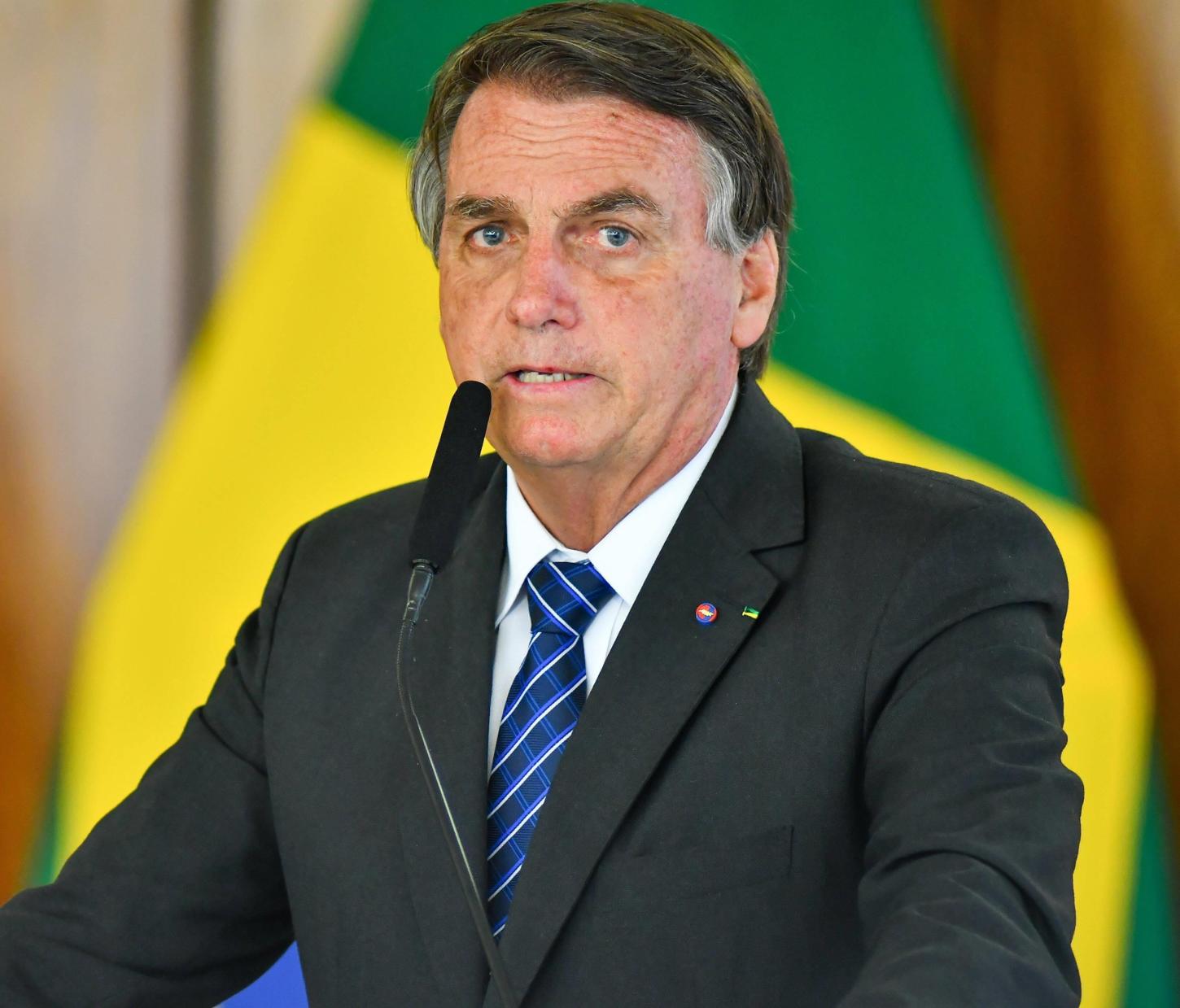 Jurista afirma que decisão de Moraes sobre vigilância a Bolsonaro é ilegal e abusiva