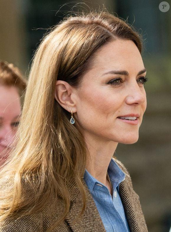 Kate Middleton muda o visual e surge loiríssima em evento da realeza