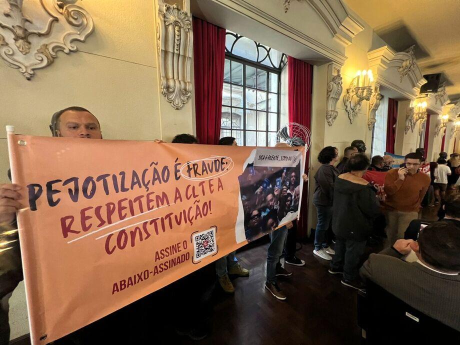Barroso enfrenta protesto em palestra na USP
