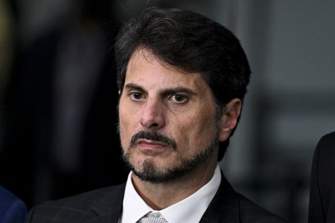 Mesmo proibido de usar redes, Do Val faz transmissão para denunciar STF