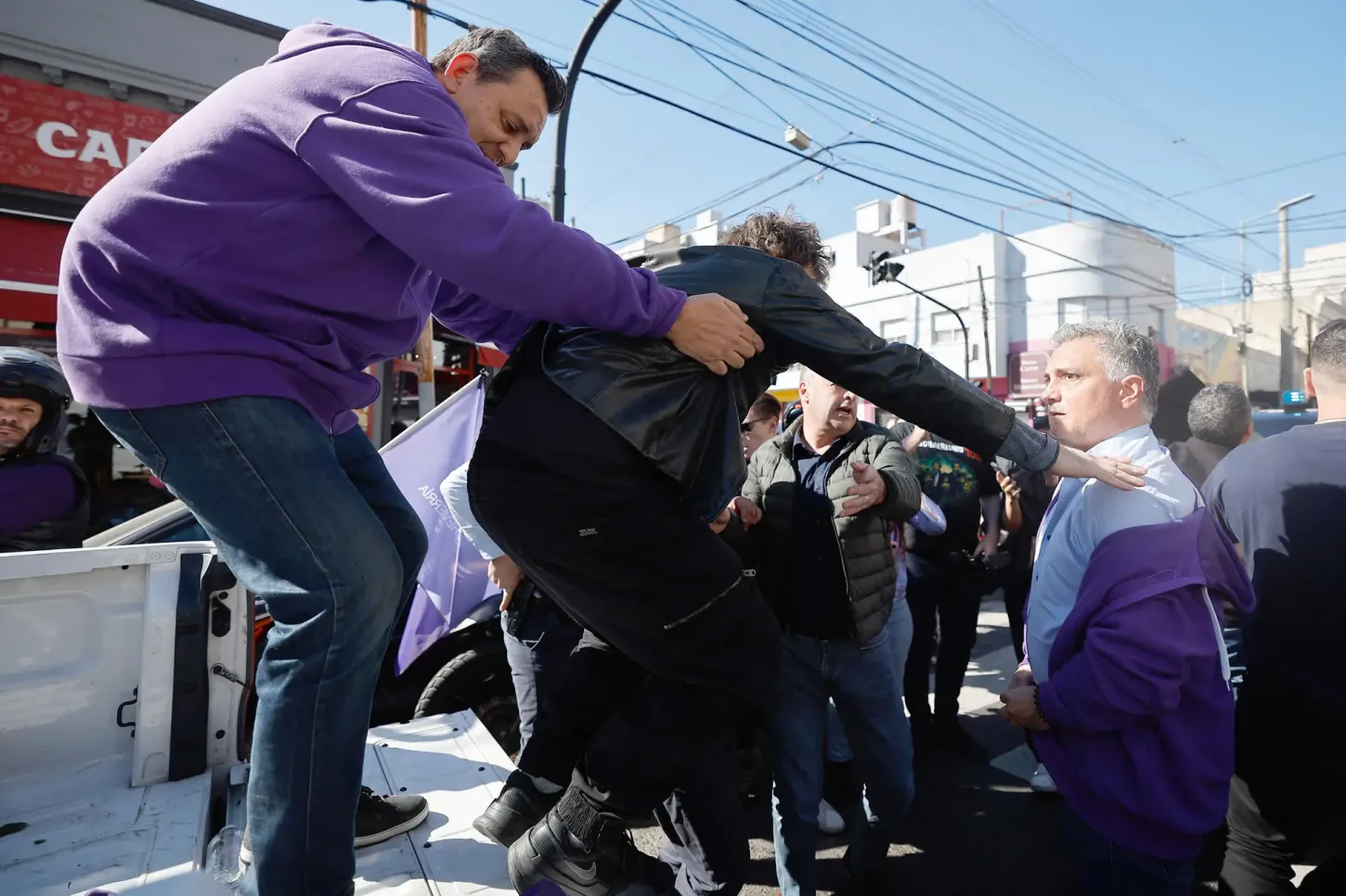 Javier Milei é retirado às pressas de comício após ataque de ativistas pró-Cristina Kirchner