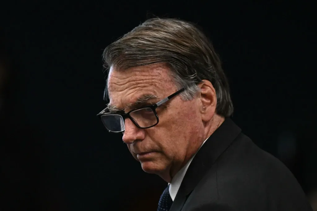 Moraes proíbe Jair Bolsonaro de receber visitas dos filhos sem autorização