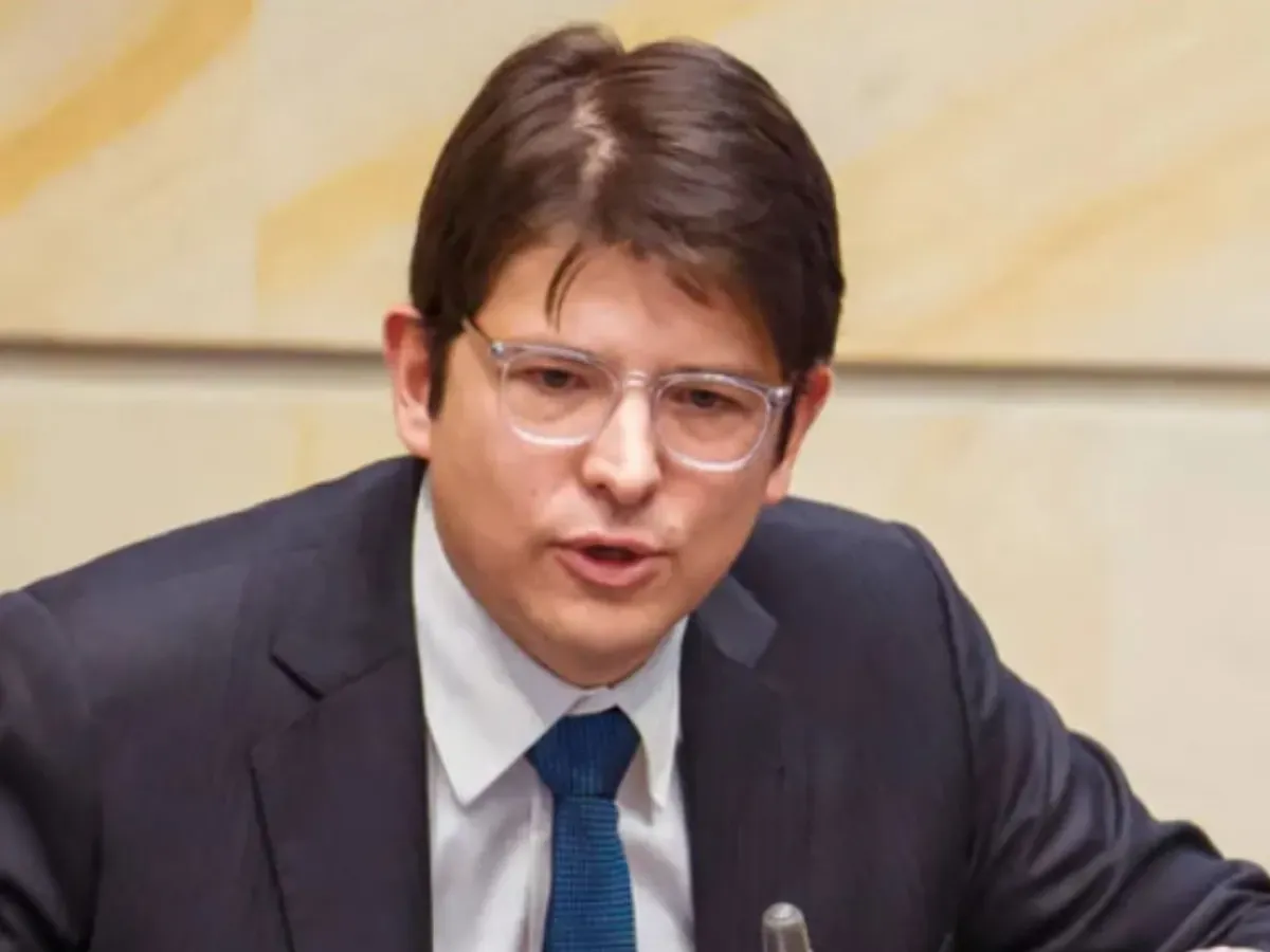 Morre Miguel Uribe, pré-candidato à presidência da Colômbia baleado durante discurso