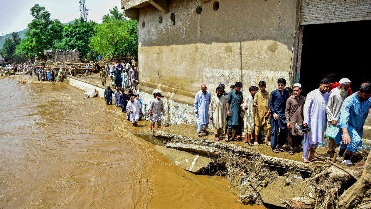 Mortes por chuvas no Paquistão sobem para 344