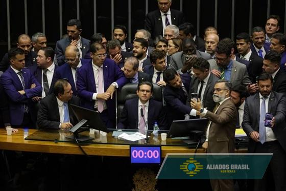 Motta retoma Mesa Diretora e manda recado: “Projetos pessoais não estão à frente do povo”