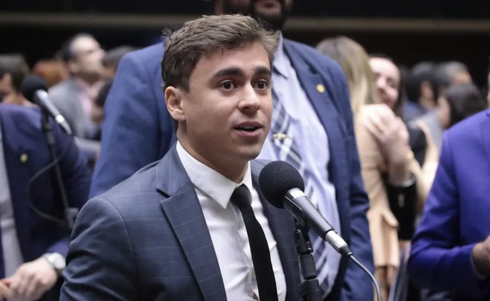 Nikolas pede a Moraes permissão para visitar Jair Bolsonaro