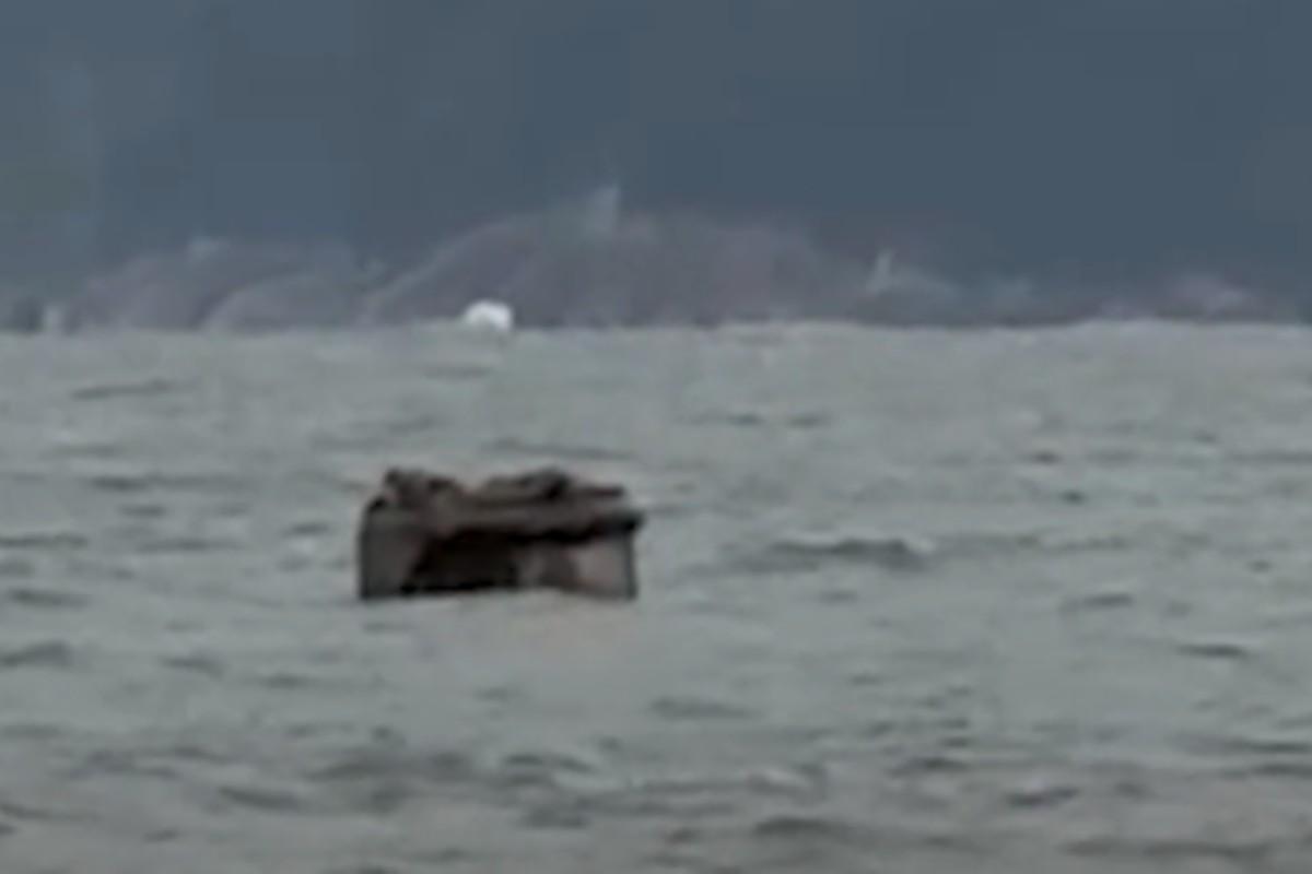 Objeto não identificado é visto no mar de Santos durante ressaca. Veja