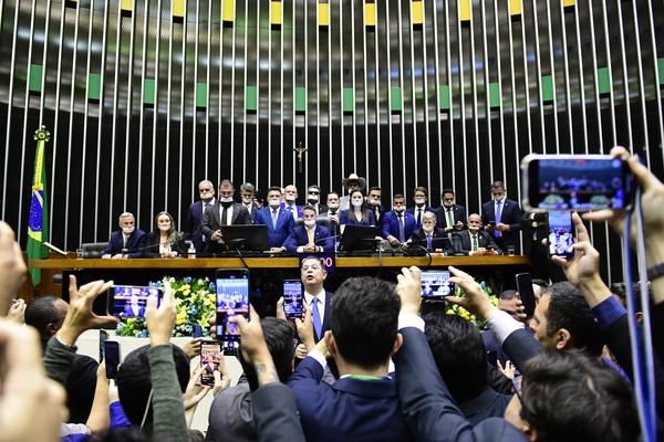 Ocupação pela Madrugada: Oposição protesta contra silêncio de Alcolumbre e paralisa o Congresso