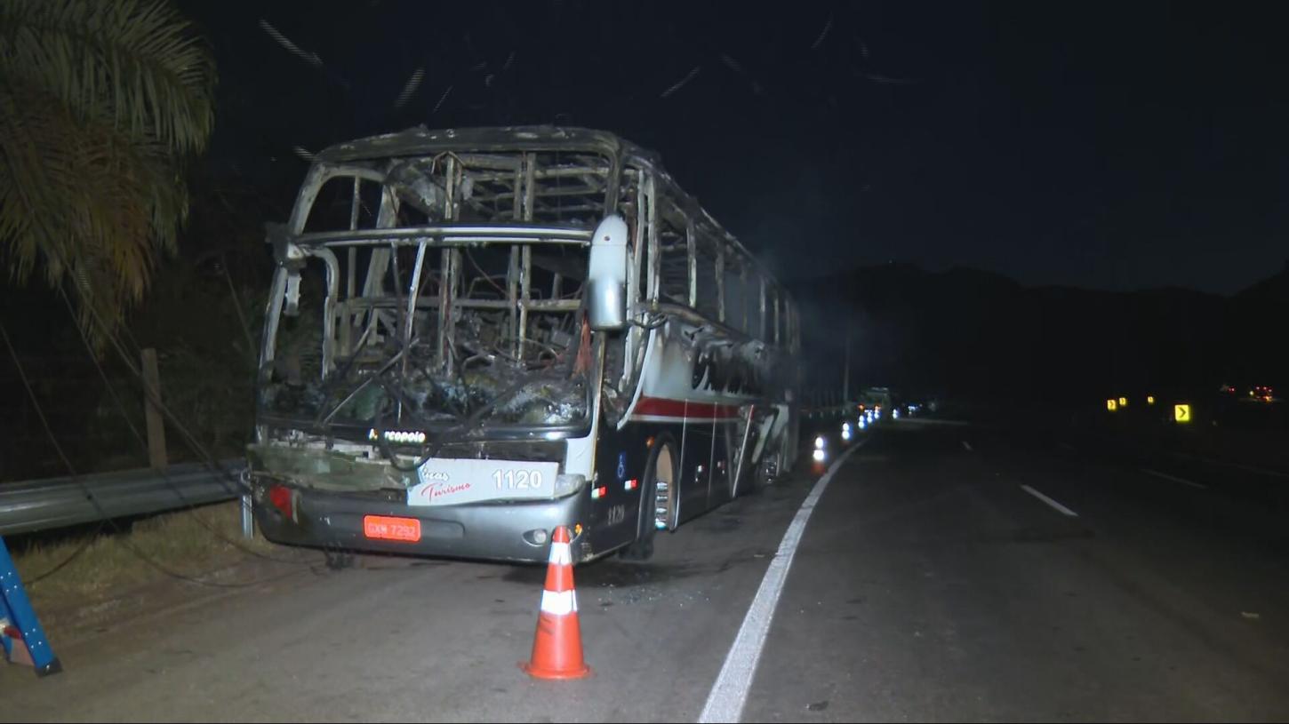 Ônibus com torcedores do Cruzeiro pega fogo na BR-040 em Nova Lima, na Grande BH