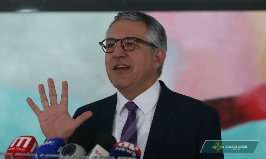 Padilha critica cancelamento de visto da filha; Eduardo rebate