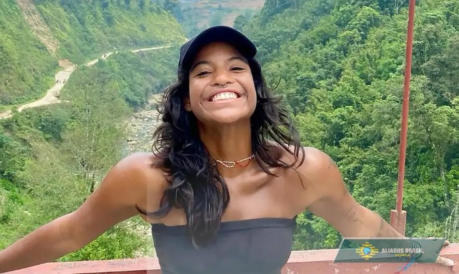 Pai de Juliana Marins se emociona ao abrir mochila da filha que faleceu na Indonésia